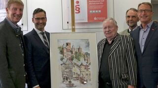 Sparkassenvorstand Wolfgang Reiner, Regionaldirektor Maximilian Braun, Künstler Oskar („Ossi“) Hülbig, Laudator Joachim Bieber und Filialbereichsleiter Volker Haag freuten sich über die gelungene Vernissage.