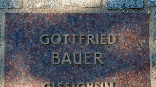 Wegen Anstiftung zur Meuterei wurde Gottfried Bauer aus Gissigheim standrechtlich erschossen. Unser Bild zeigt seine Namenstafel an der zentralen Gedenkstätte für die hingerichteten Freiheitskämpfer in Karlsruhe.