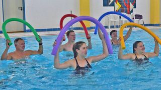 Fitnesstraining im Wasser macht Spaß. Vor allem, wenn dabei die bunten „Poolnudeln“ zum Einsatz kommen – wie beim Aquapower-Kurs, der Ende Oktober im Höpfinger Familienbad beginnt.