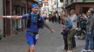 Pure Freude am Laufsport: Rund 300 Teilnehmer waren am Samstag beim „Taubertal 100“ am Start. Unser Bild zeigt Christoph Susek auf den letzten Metern vor der Ziellinie.