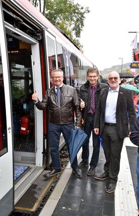 Der Igersheimer Bahnhof ist nach der Modernisierung jetzt komplett barrierefrei erreichbar. Darüber freuen sich (von links) Dezernent Jochen Müssig (Landratsamt), Bürgermeister Frank Menikheim und Hans-Otto Lausberger (Westfrankenbahn).