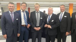 Zum Firmenjubiläum gratulieren den Unternehmenslenkern Karl Weisshaar (Dritter von links) und Jörg Weisshaar (Zweiter von links) Landrat Dr. Achim Brötel, Alois Dallmeier, Leiter Einkauf Postpress Commercial bei Heidelberger Druckmaschinen, Oberbürgermeister Michael Jann und Martin Graser, Vorstand Sparkasse Neckartal-Odenwald (von links).