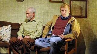 Wer bricht als Erster die in Ritualen erstarrte Beziehung zwischen Vater und Sohn auf? Eine Szene aus „Kein Schiff wird kommen“ mit Georg Zeies als Vater und Martin Liema als Sohn.