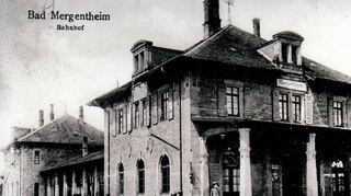 Ein Blick auf den Bahnhof Mergentheim, genauer gesagt den württembergischen Teil, um 1900 von der Straßenseite aus.