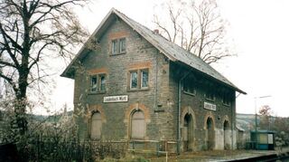 Der Bahnhof Laudenbach vor dem Umbau im Jahr 1999.