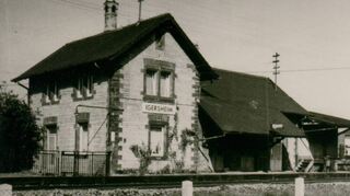 Foto aus dem Jahr 1954: der Bahnhof Igersheim mit angebautem Güterschuppen.