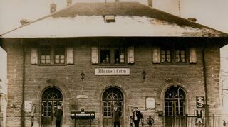 Der Bahnhof Markelsheim mit Personal im Jahr 1930.