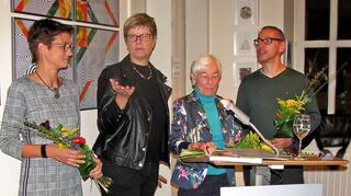 Bei der Ausstellungseröffnung (von links): Meike Saalmüller (Kunstlehrerin am Dietrich-Bonhoeffer-Gymnasium), Heide Fahrenkrog-Keller (Vorsitzende des Frauenvereins Wertheim), Isolde Broedermann (Mentorin des Kunstprojekts) und Christian Schlager (Innenstadtmanager der Stadt Wertheim).
