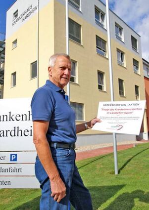Fritz-Peter Schwarz mit einem Ausdruck der Petition.