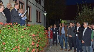 Die Entscheidung muss im zweiten Wahlgang fallen: Der Vorsitzende des Gemeindewahlausschusses, Dr. Sven Schultheiß, gab am Sonntag gegen 18.45 Uhr das vorläufige Endergebnis der Bürgermeisterwahl vor vielen interessierten Bürgern bekannt.
