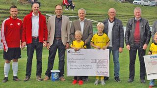 Verantwortliche der Arnold-Hollerbach-Stiftung und des Freundes- und Förderkreises „Unser Krankenhaus“ nahmen symbolische Schecks in Höhe von jeweils 3500 Euro von Jörg Schwab entgegen.