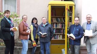 Eine alte Telefonzelle wurde als öffentlicher Bücherschrank an der Külsheimer Hauptstraße aufgestellt und von einigen am Projekt Beteiligten am Montag zusammen mit Bürgermeister Thomas Schreglmann (rechts) eingeweiht.