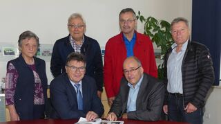 Nach langen Vorarbeiten ist die Chronik endlich fertig (hinten von links): Inge Neubert, Walter Blank, Willi Grün, Rudi Schmidt. Vorne: Bürgermeister Klaus Kornberger und Ortsvorsteher Hans- Joachim Haas.