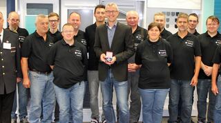 Hohe Auszeichnung übergeben: Kreisbrandmeister Wirsching (links), Mitglieder der MHZ-Werkfeuerwehr und Kommandant Roland Dietz (Bildmitte).