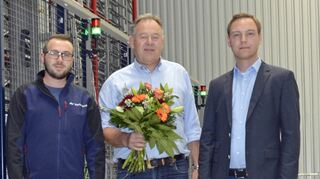 Seit 30 Jahren aktiv für Kurtz Ersa: Jochen Mattern (Mitte) mit Kurtz-Ersa-Logistik-Geschäftsführer Matthias Hofmann (rechts) und Betriebsrat Andreas Alt.