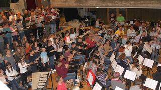 Konzert zur Erinnerung an den Fall der Mauer: Das Bild zeigt bei der Probe das Große Blasorchester des Musikvereins Umpfertal, den Kammerchor Bad Mergentheim, den Schulchor des Matthias-Grünewald-Gymnasiums Tauberbischofsheim und die Singeklasse des Gymnasiums Weikersheim.