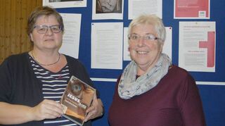 Die Referentin für Frauenpastoral, Regina Köhler (links), führte durch den Film- und Gesprächsabend des katholischen Frauenbundes Buchen unter dem Motto „Maria, schweige nicht“. Das Bild zeigt sie zusammen mit der Frauenbund-Vorsitzenden Ingrid Weinmann.