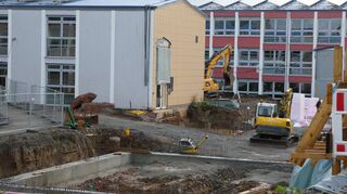 Die Rohbau- und Gründungsarbeiten im Bereich des neu zu erstellenden Traktes II laufen auf vollen Touren.