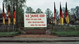 Plakat zum 40-jährigen Bestehen der DDR: Nur wenige Wochen später kam es zum Mauerfall.