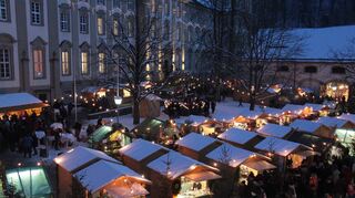 Ein vielfältiges Angebot erwartet die Besucher beim Schöntaler Weihnachtsmarkt. Das Besondere ist das Rahmenprogramm in den historischen Räumen mit verschiedenen Konzerten, Ausstellungen, Musikgruppen sowie dem Kinder- und Familienprogramm.