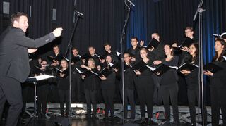 Der „Junge Kammerchor Rhein-Neckar“ zauberte unter der Leitung von Mathias Rickert eine geheimnisvolle Atmosphäre in die Stadthalle.