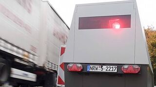 Ein Tarnblitzer im Einsatz.