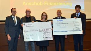 Weitere Spenden in Höhe von 21 500 Euro überreichte der Förderverein an das Hardheimer Krankenhaus. Das Bild zeigt (von links): den zweiten Vorsitzenden Tobias Künzig, Krankenhausverwalter Ludwig Schön, die dritte Vorsitzende Brigitte Scheuermann, Vorsitzenden Fritz-Peter Schwarz und Bürgermeister Volker Rohm.