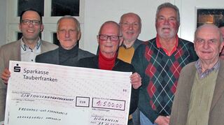 Mitglieder des aufgelösten Vereins „Hardheims Zukunft mitgestalten“ übergaben eine 1500-Euro-Spende an Vertreter des Freundes- und Förderkreises Krankenhaus Hardheim.