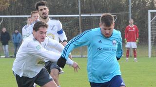 Tabellenführer SV Viktoria Wertheim (blaue Trikots) musste sich gewaltig strecken, bis der knappe 2:1-Sieg beim TuS Großrinderfeld unter Dach und Fach war.
