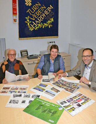 Der TV Hardheim hat zu seinem 125-Jahr-Jubiläum 2020 einen Kalender herausgebracht. Ehrenvorsitzender Klaus Rubel (von links) sowie die Vorsitzenden Carmen Gärtner und Tobias Künzig blätterten mit den FN in dem Erinnerungsstück.
