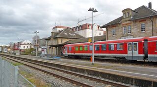 Blick auf den Bad Mergentheimer Bahnhof vom Parkplatz der Mall: Die Westfrankenbahn plant große Investitionen in 2023.