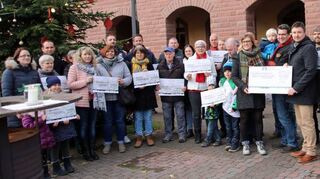 Aus der Aktion „Wir für hier“ erhielten die Vereine und Organisationen 16 000 Euro aus Händen der Volksbank-Regionalleiterin Madeline Knop und Filialchef Jochen Wander.