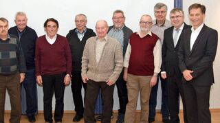 Das Bild zeigt die für ihre langjährige Treue geehrten Mitglieder der Volksbank Krautheim zusammen mit den Bankvorständen Alfred Imhof, Wolfgang Stauch und Jochen Trabold.