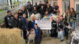 Groß war die Freude im Tierheim Dallau: Der Bikerclub Fire Hawks sammelte Hunde- und Katzenfutter, Spielzeug, Streu und Heu. Außerdem übergaben sie noch 1300 Euro. Das Geld wird vermutlich in die Sanierung des Nagerhauses fließen.