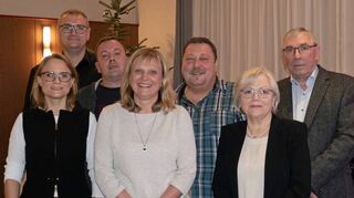 Freude über langjährige Tätigkeit: Das Bild zeigt Andrea Althaus, Stanley Streiber, Danny Piske, Petra Diehm, Horst Orthmayr, Elfriede Pink und Friedrich Pink.