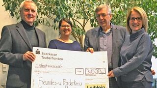 Bei der Spendenübergabe (von links): Firmenchef Alex Leiblein, Tochter Cornelia Braun, Vorsitzender Fritz-Peter Schwarz und Stellvertreterin Brigitte Scheuermann.