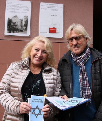 Die Geschäftsführerin der Tourismus Region Wertheim Christiane Förster und das Vorstandsmitglied im Bürgerverein „Pro Wertheim“ Werner Peschke stellten das Faltblatt über den Neuplatz und seine Geschichte vor.