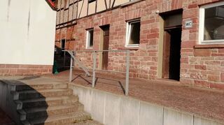 An dieser Toilettenalge am Maingarten in Freudenberg sollen eine Treppe sowie eine Rampe errichtet werden.