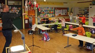 Singen und Bewegung, wie hier in der Wimpina-Grundschule: Auf diese Weise erhalten die Kinder im Laufe der Jahre eine musikalische Grundlagenausbildung. Davon sollen die Musikschulen und Chöre profitieren.