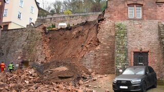 Nur ein großer Trümmerhaufen war von der eingestürzten Sandstein-Stützmauer in der Pfarrgasse übrig.