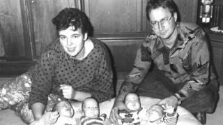 Marina und Lothar Klüpfel mit ihren Vierlingen vor 25 Jahren.