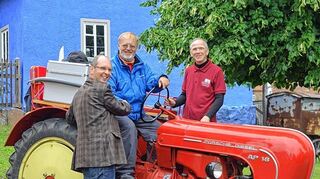 <p>Klaus Kubatschka legte auf seiner Fahrt zum Landesjubiläum "60 Jahre Baden-Württemberg", einen Zwischenstopp im Freilandmuseum ein. Dort begrüßten ihn Bürgermeister Markus Günther und Museumsleiter Thomas Naumann.</p>
