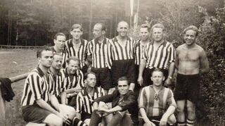 1948 wurde diese Hettinger Fußballmannschaft Meister der A-Klasse: (hinten, von links) Heiner Leitz, Alois Müller, Jacob Jülly, Karl Ellwanger, Willi Leitz, Norbert Fritz (genannt „Pommes“), Helmut Müller sowie (vorne, von links) Karl Schütte, Josef Scheuermann, Karl Berger, Max Henk, Alex Diatschenko und Eugen Mackert.