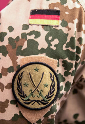 Das Wappen der KTCC, Kurdistan Training Coordination, ist auf der Uniform eines im Irak stationierte Soldaten der Bundeswehr zu sehen. (Archivbild)