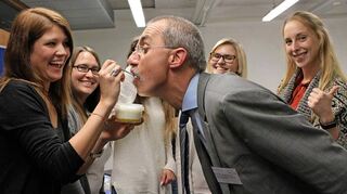 Schmeckt denn auch der hochschuleigene Joghurt? Professor Joachim Link testet mit seinen Studentinnen ihr selbst produziertes Dessert.