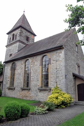 <p>Im April 1945 wurde die Kirche in Sechselbach durch Beschuss zerstört. Nach dem Wiederaufbau wurde das Kirchengebäude 1949 wieder eingeweiht.</p>