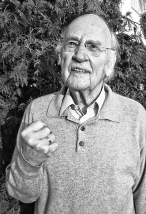 Zupackend bis zuletzt: Franz Mazura 2015 bei einem Spaziergang in Edingen-Neckarhausen bei seinem Haus.