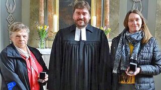Pfarrer Dominik Frank übergab die Brenz-Medaillen an Elsbeth Rahn (links) und Susanne Däuber.