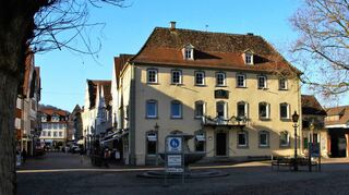 Laut Hinweistafel neben dem Hauseingang soll Beethoven in diesem Gebäude gegenüber dem Schloss im Jahre 1791 bei der Familie des Ordenskanzlers Breuning musiziert haben. Das Breuningsche Haus befand sich aber in der Nonnengasse, wie Stadtarchivarin Christine Schmidt nachgewiesen hat.