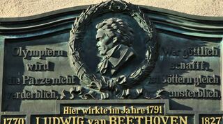 Die 1927 am „Beethovenhaus“ angebrachte Gedenktafel mit der Aufschrift „Hier wirkte Ludwig van Beethoven im Jahre 1791“ lockt viele Touristen zu diesem Haus, in dem aber Beethoven weder gewohnt noch musiziert hat.